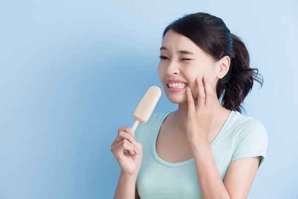 Răng ê buốt: Nguyên nhân, điều trị và cách phòng ngừa hiệu quả 2 Răng ê buốt khi ăn đồ ăn lạnh