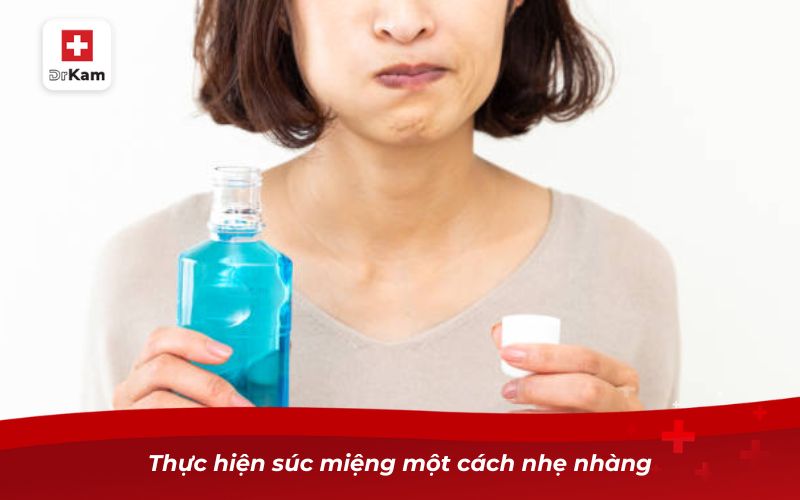 Top 10 nước súc miệng chống ê buốt răng tiêu biểu 2026 7 Thực hiện súc miệng một cách nhẹ nhàng