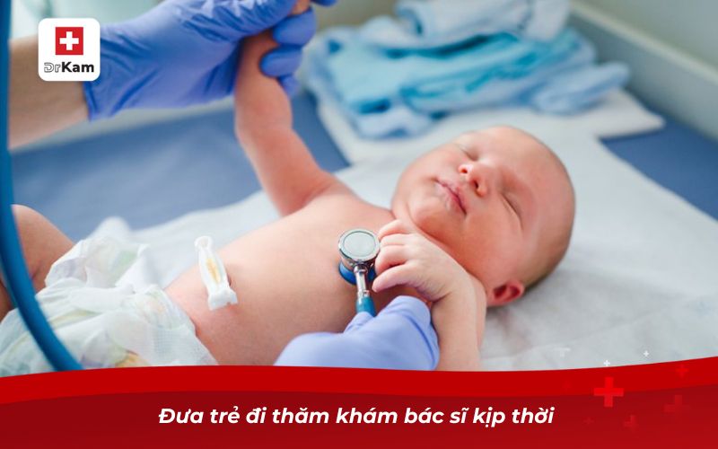Đưa trẻ đi thăm khám bác sĩ kịp thời 
