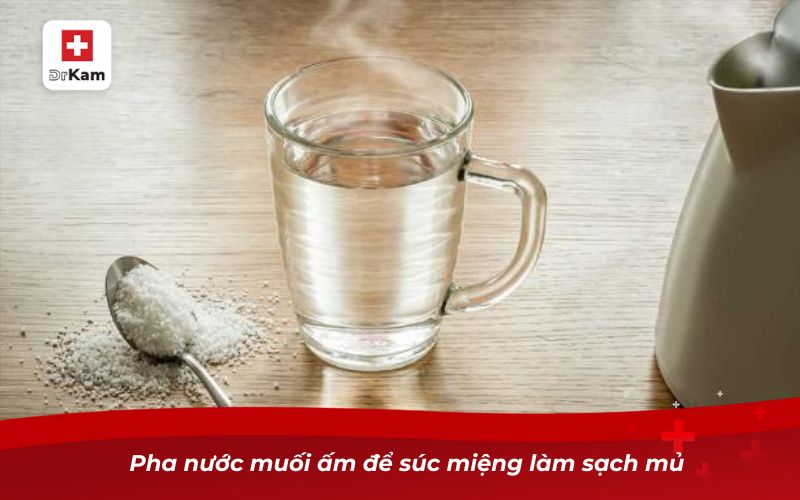 10 cách chữa viêm amidan hốc mủ tại nhà an toàn, hiệu quả 3 Pha nước muối ấm để súc miệng làm sạch mủ