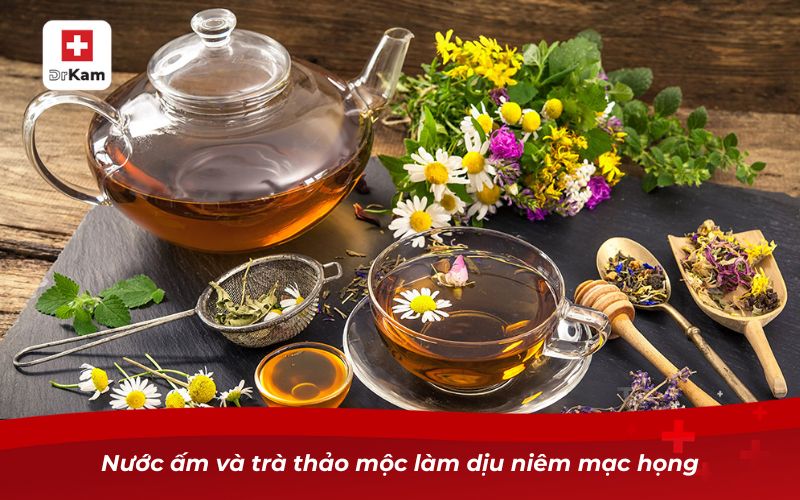 Nước ấm và trà thảo mộc làm dịu niêm mạc họng