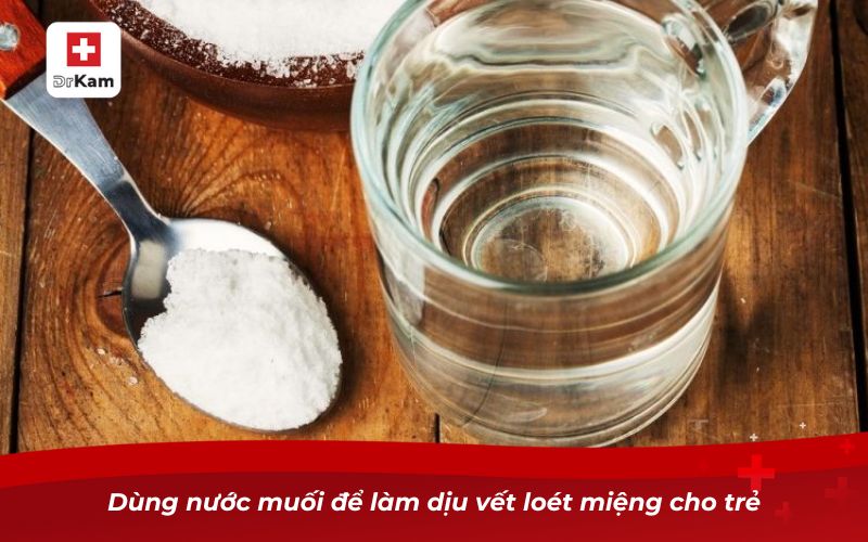 Dùng nước muối để làm dịu vết loét miệng cho trẻ