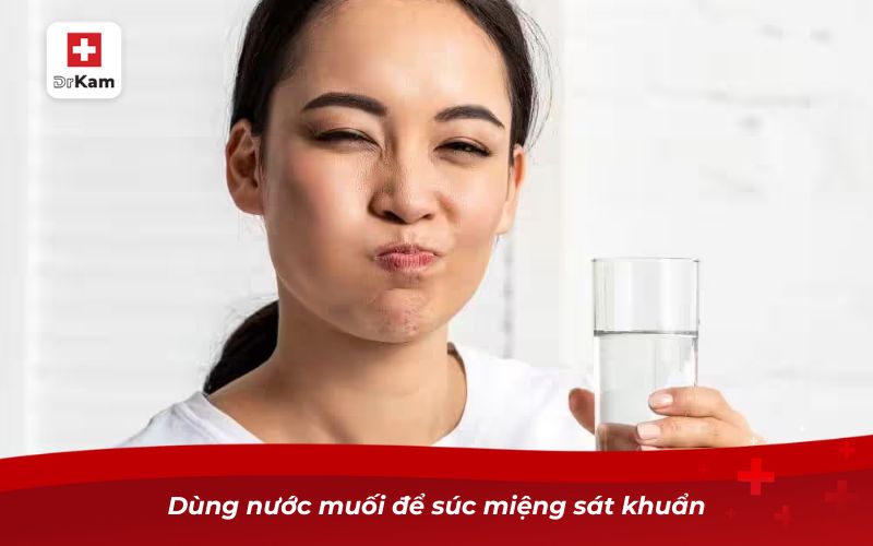 Dùng nước muối để súc miệng sát khuẩn