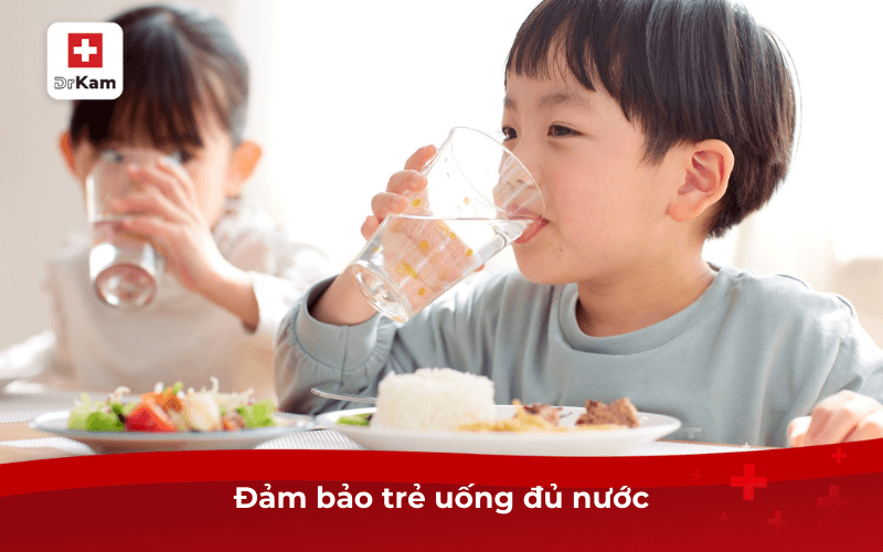 Đảm bảo trẻ uống đủ nước